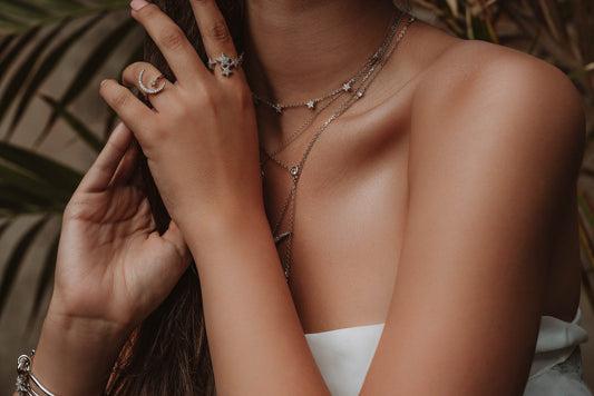 Bijoux tendance pour l'été 2023 – que choisir pour une tenue d'été ?