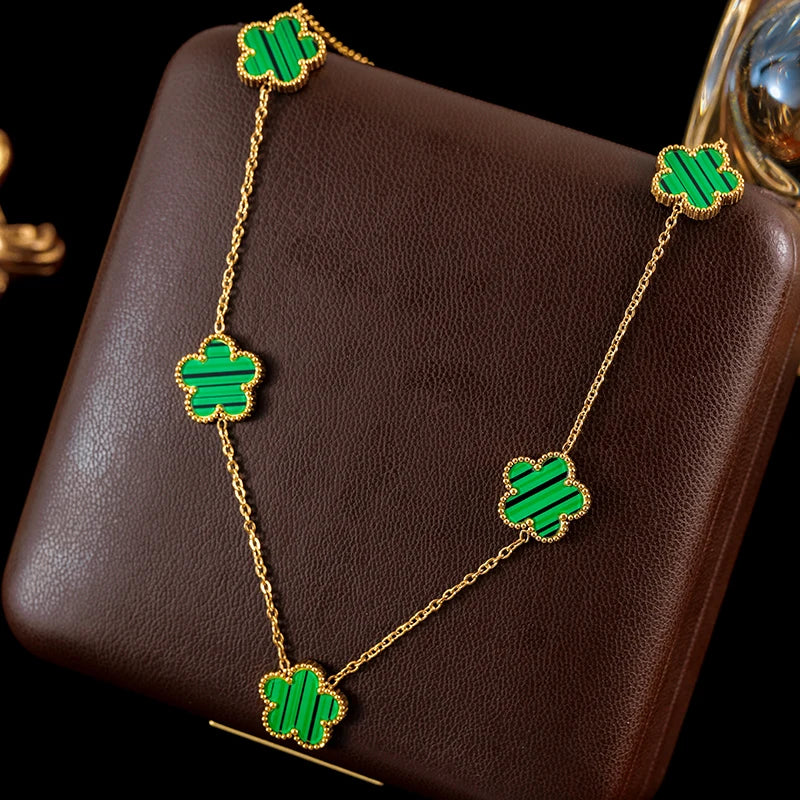 Collier de fleurs élégant
