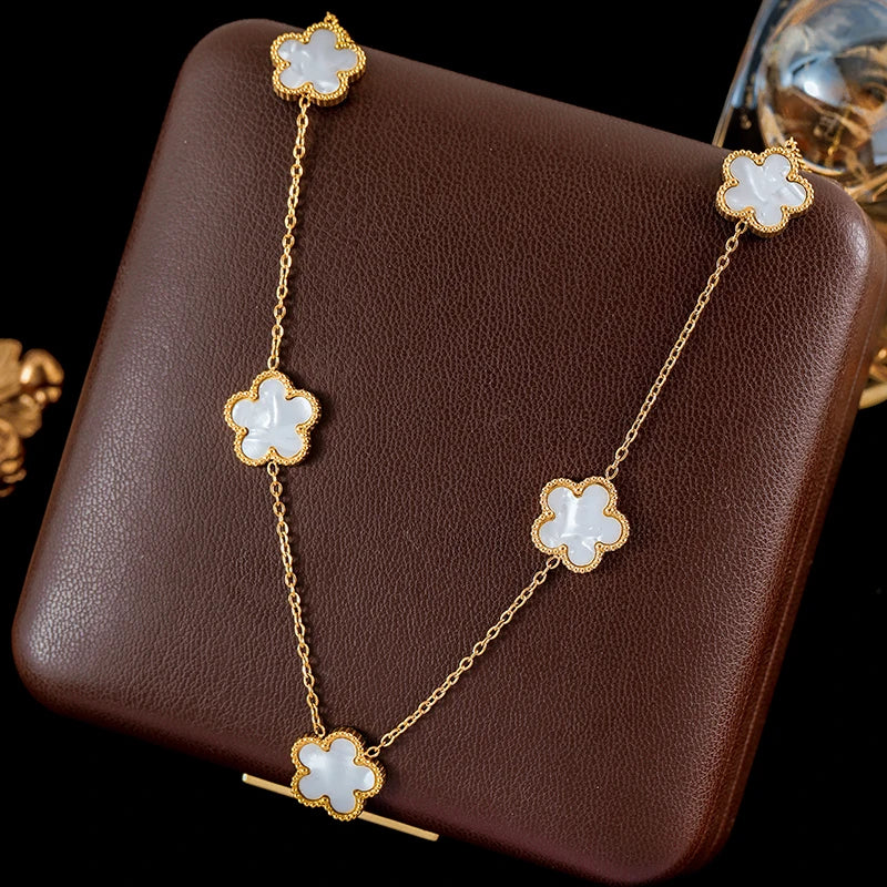 Collier de fleurs élégant