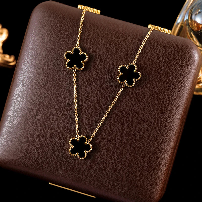Collier de fleurs élégant