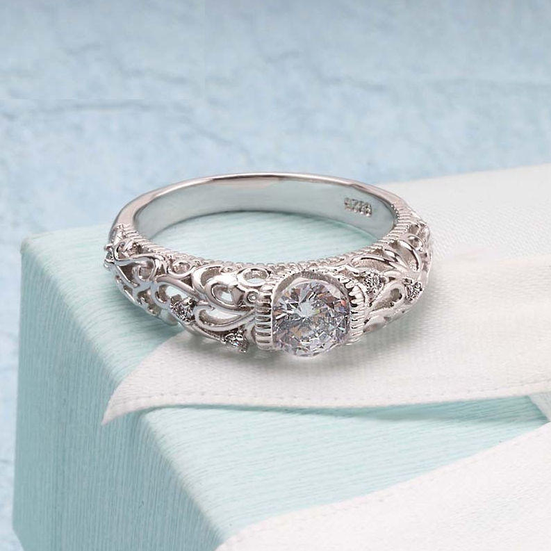 Bague ajourée avec zircone cubique