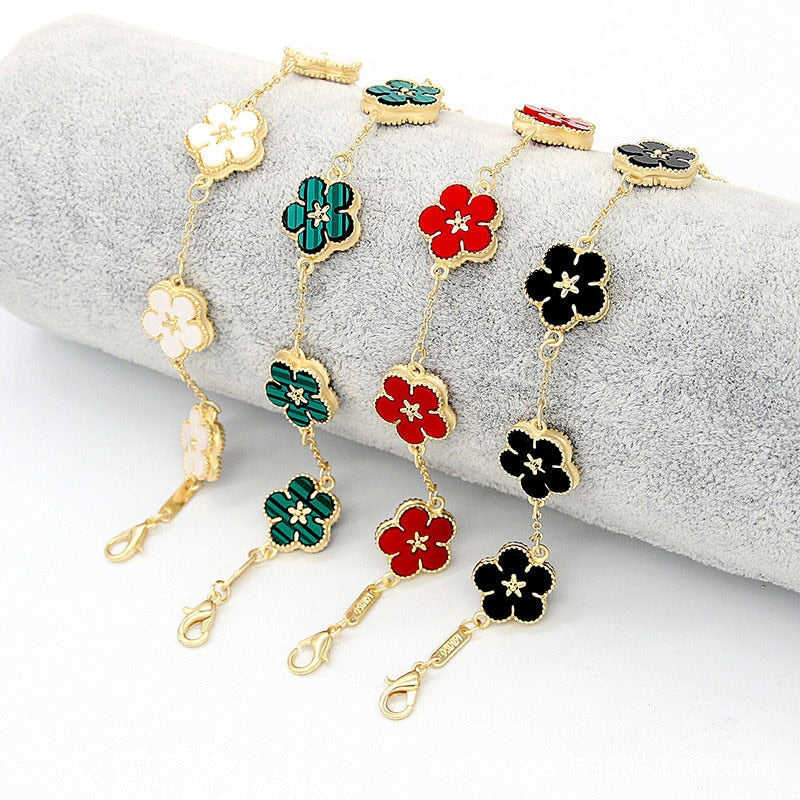 Bracelet avec des fleurs colorées