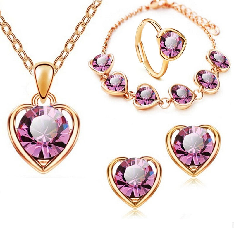Un ensemble de bijoux avec un motif de cœur
