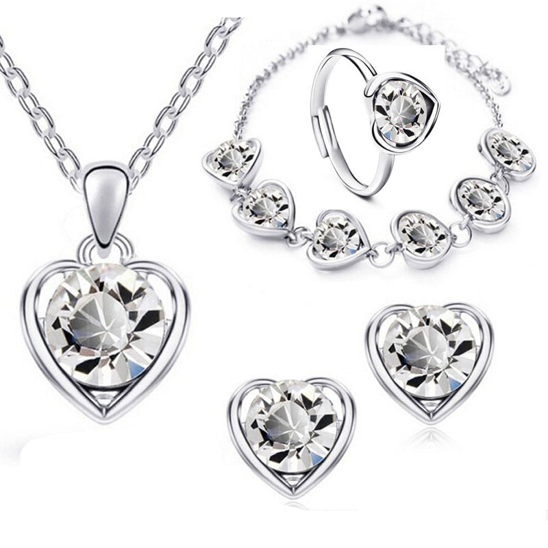 Un ensemble de bijoux avec un motif de cœur