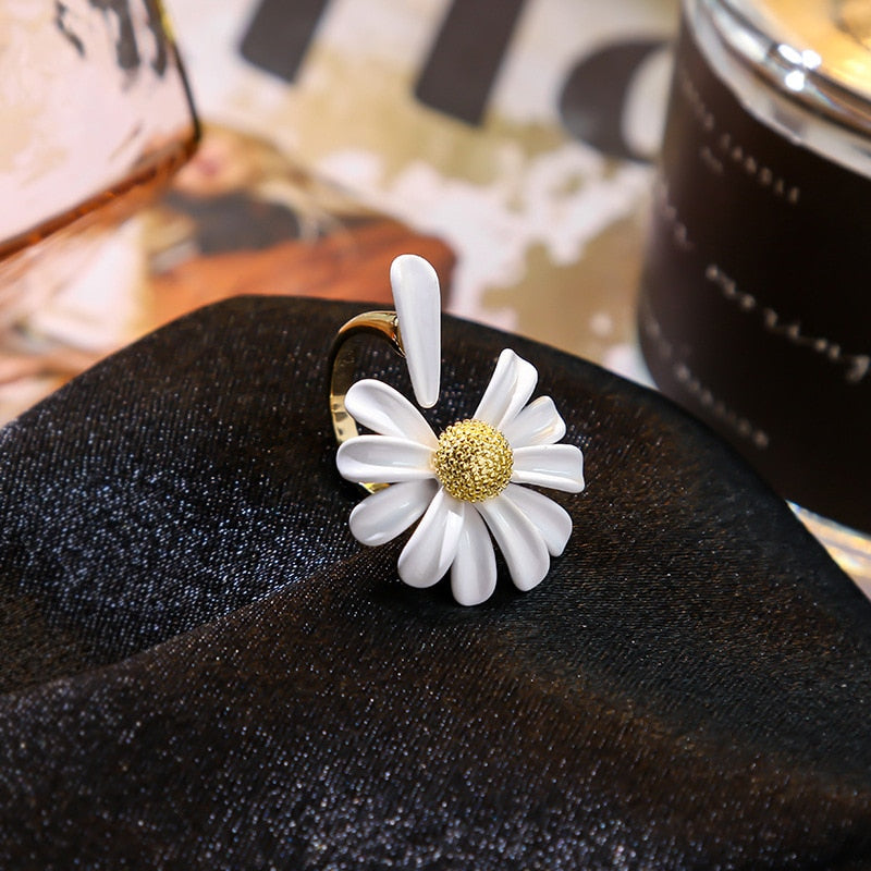 Bague ouverte avec une marguerite