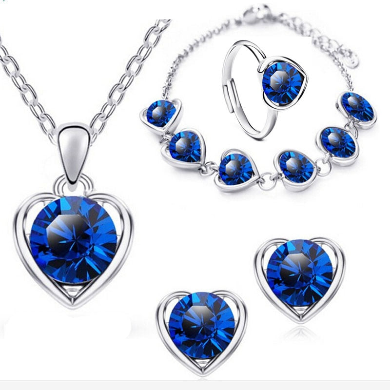 Un ensemble de bijoux avec un motif de cœur