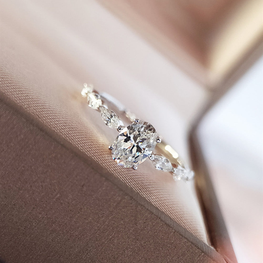 Bague avec zircons et un grand œillet