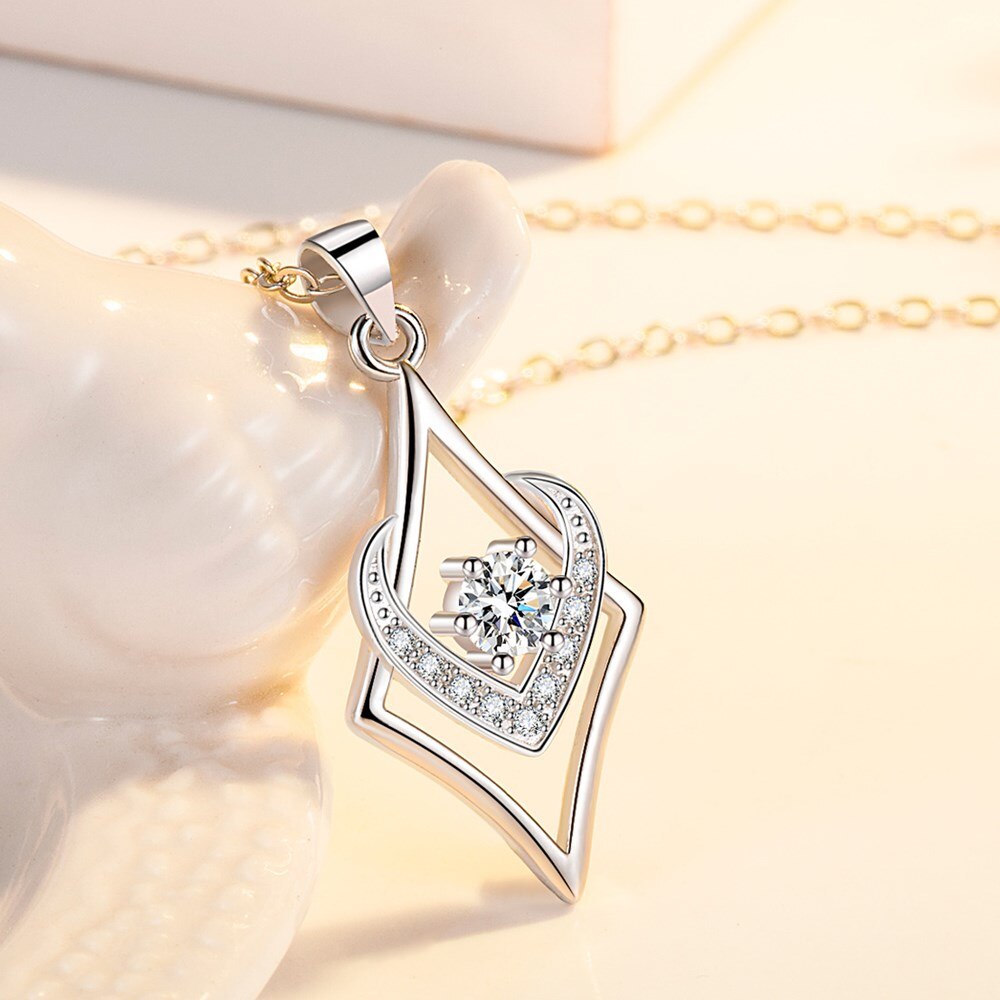 Collier avec un motif géométrique