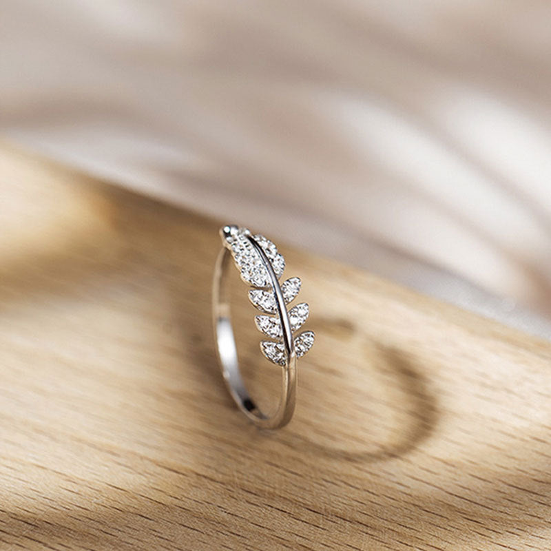 Bague avec un motif de feuille