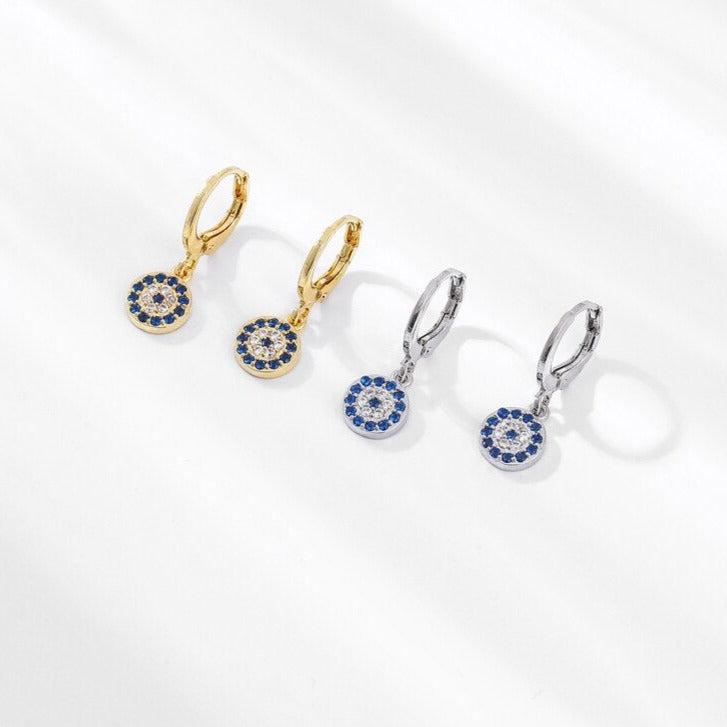 Boucles d'oreilles avec des zircons bleus