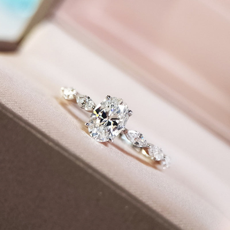 Bague avec zircons et un grand œillet