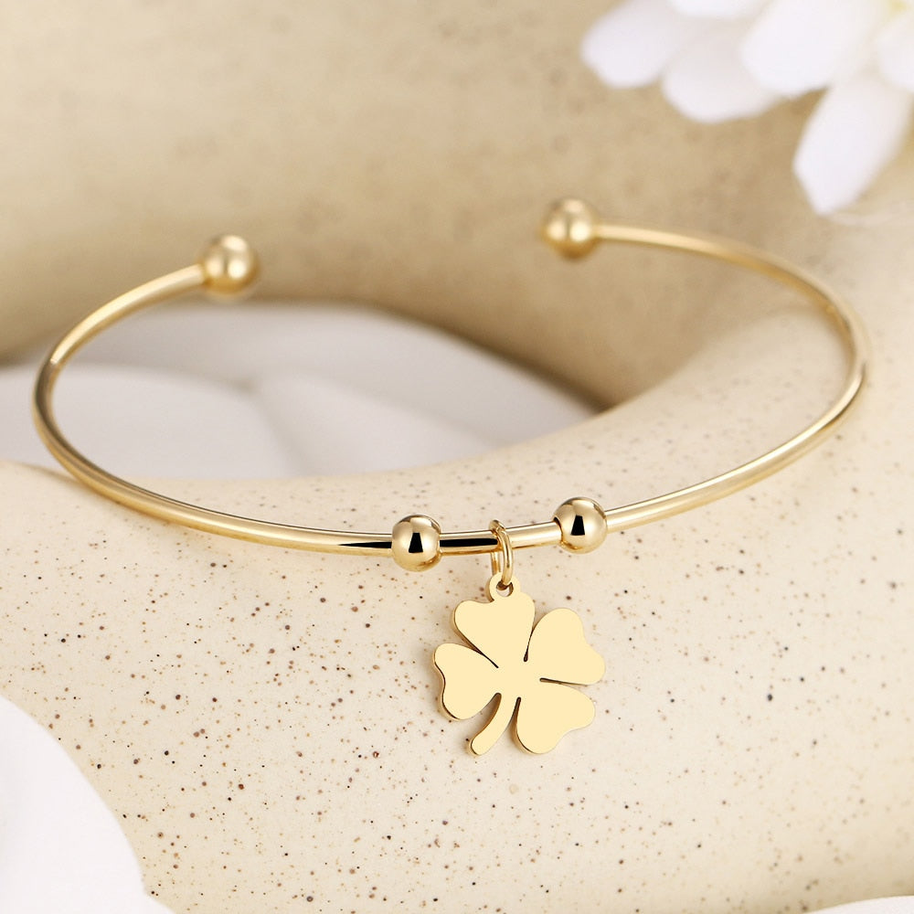 Bracelet ouvert avec un trèfle à quatre feuilles