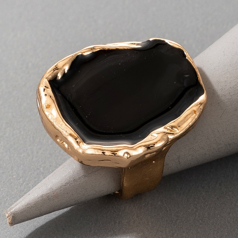 Bague avec une grosse pierre