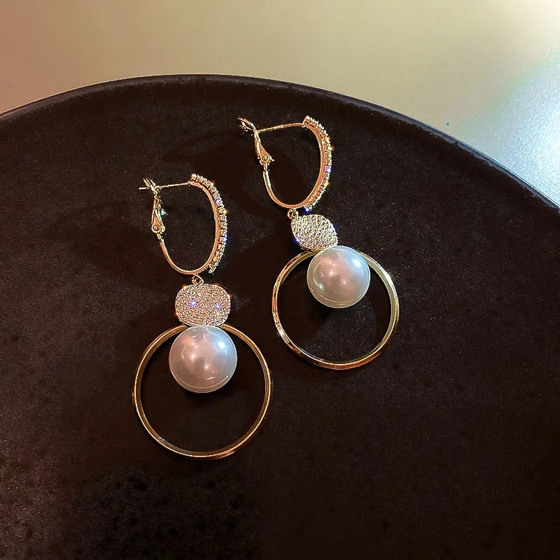 Boucles d'oreilles pendantes avec des perles