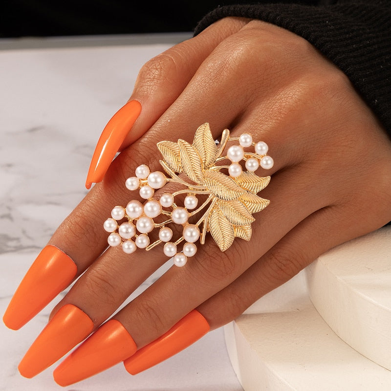 Bague avec un motif de feuille