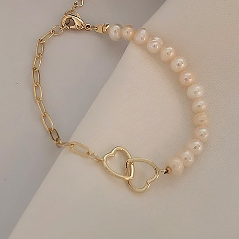 Bracelet avec des perles d'imitation.