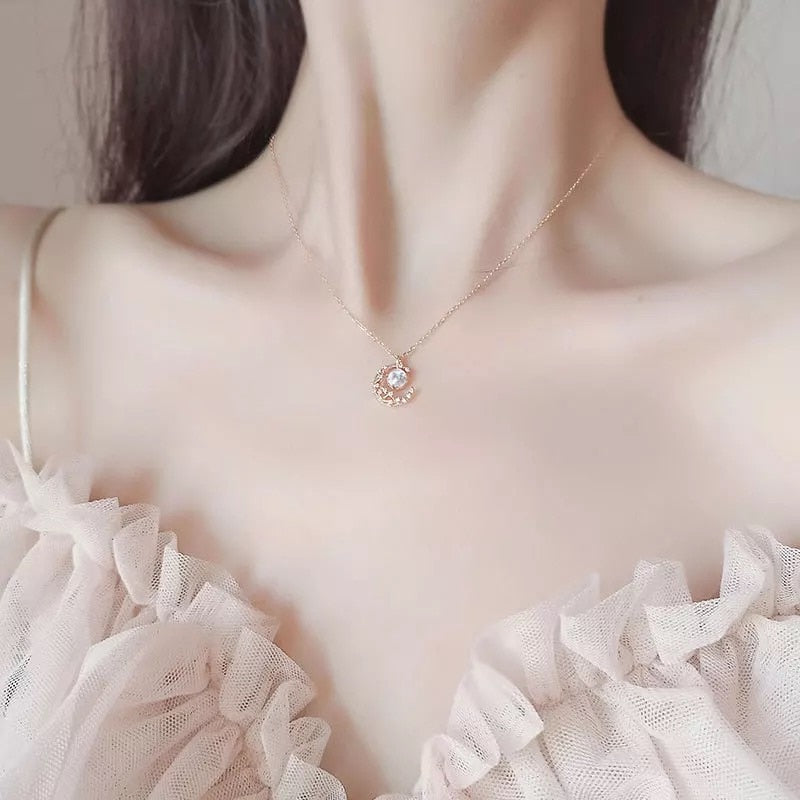 Collier avec une lune