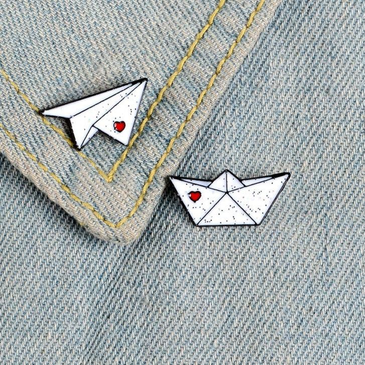 Épingles - avion en papier et bateau