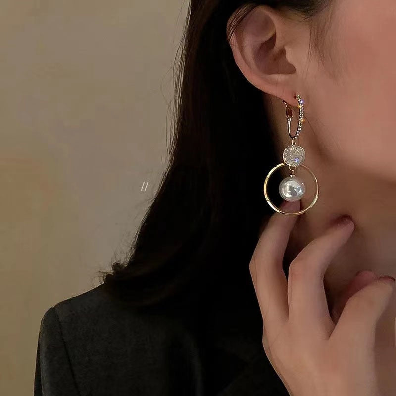 Boucles d'oreilles pendantes avec des perles