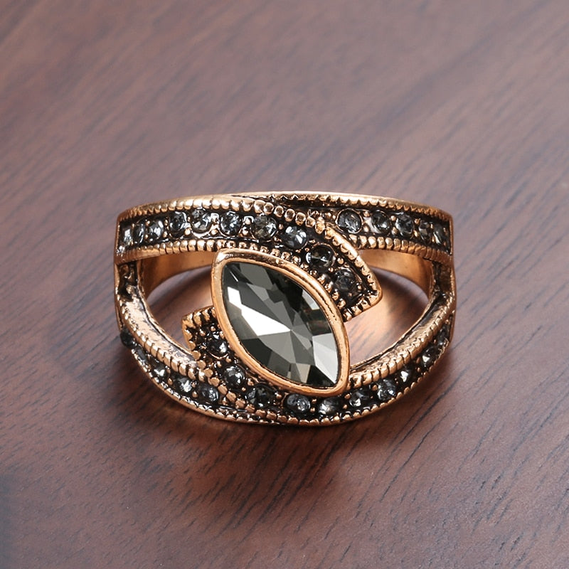 Bague avec une pierre noire