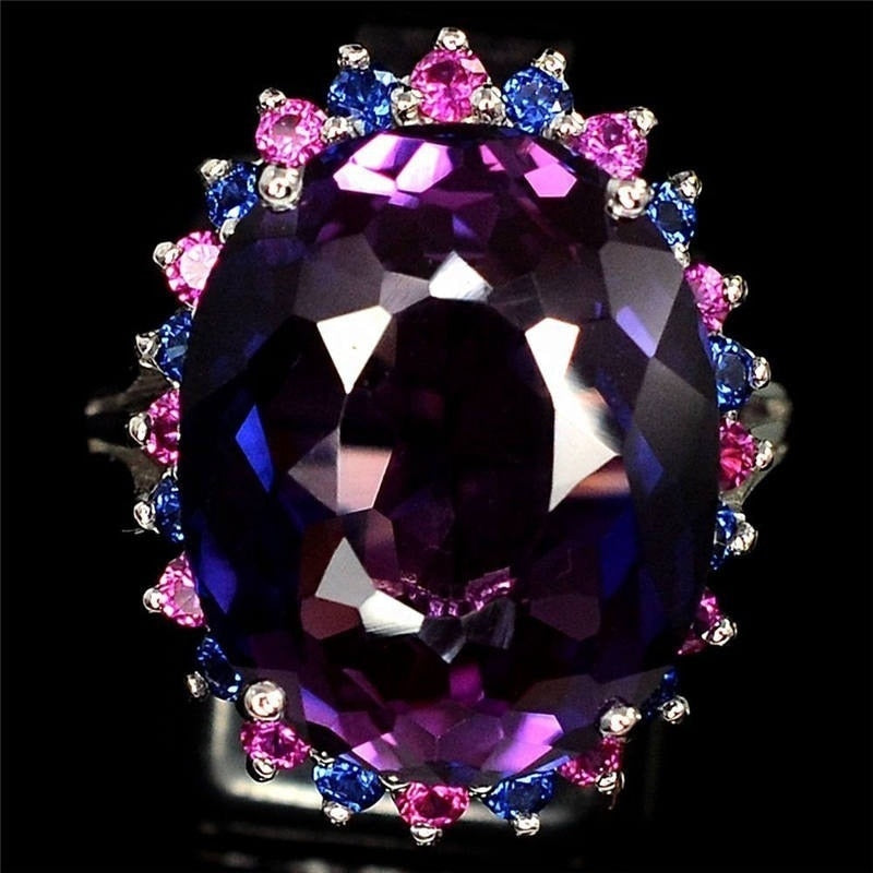 Bague avec une pierre violette