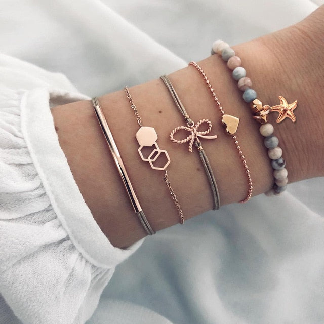Un ensemble de bracelets