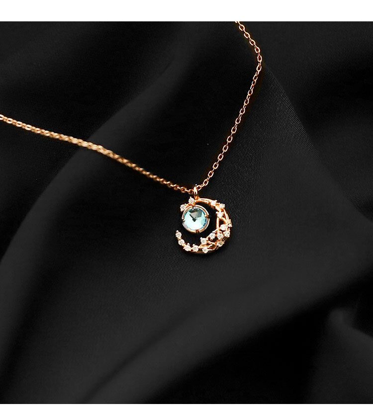 Collier avec une lune