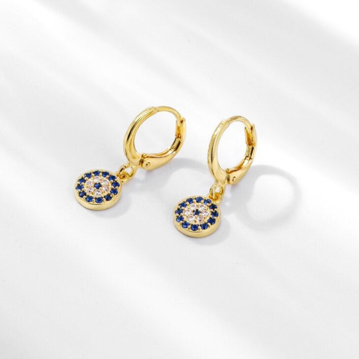 Boucles d'oreilles avec des zircons bleus