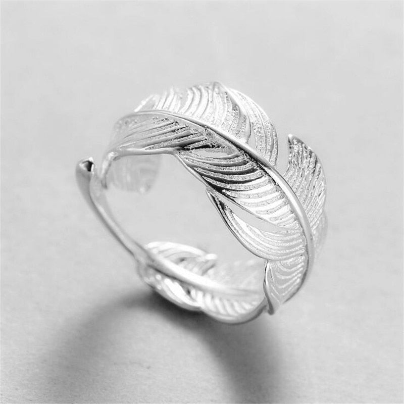 Bague avec un motif de feuille