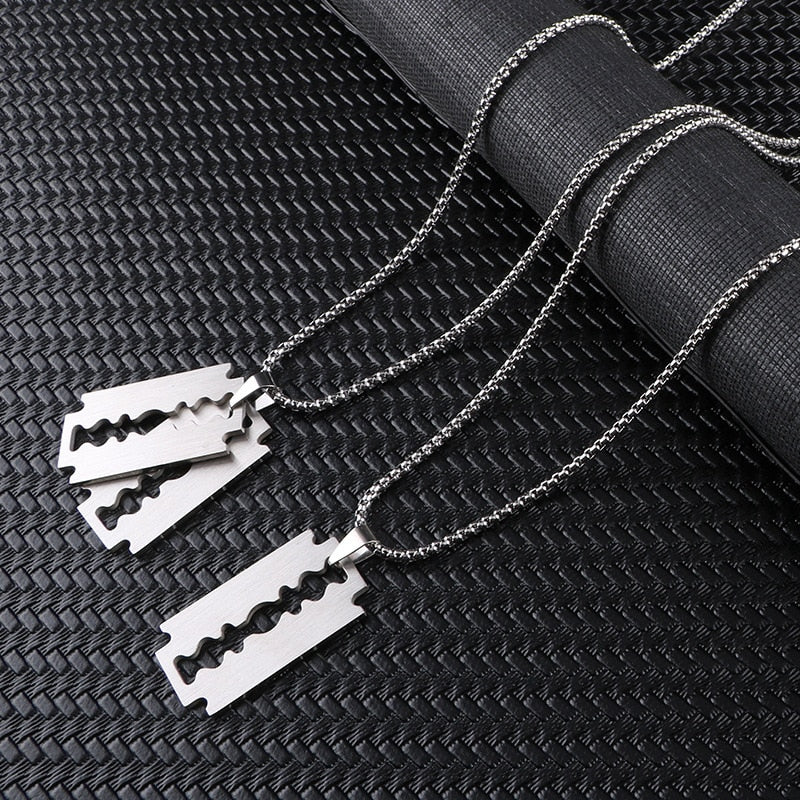 Collier avec un pendentif - lame de rasoir