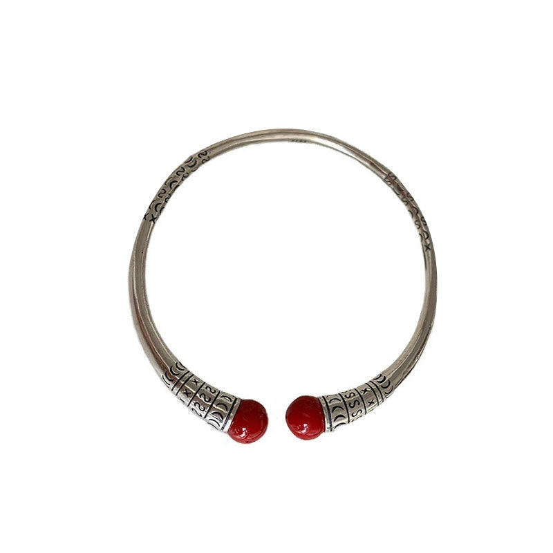 Bracelet en argent avec des décorations