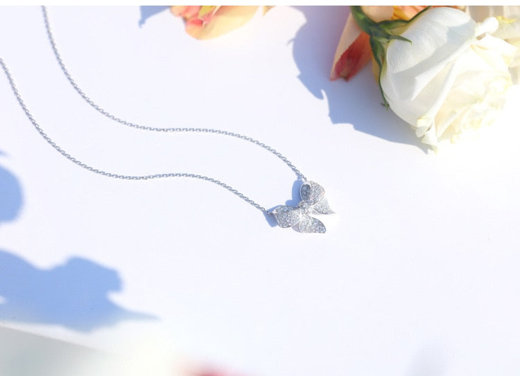 Collier avec un pendentif en nœud