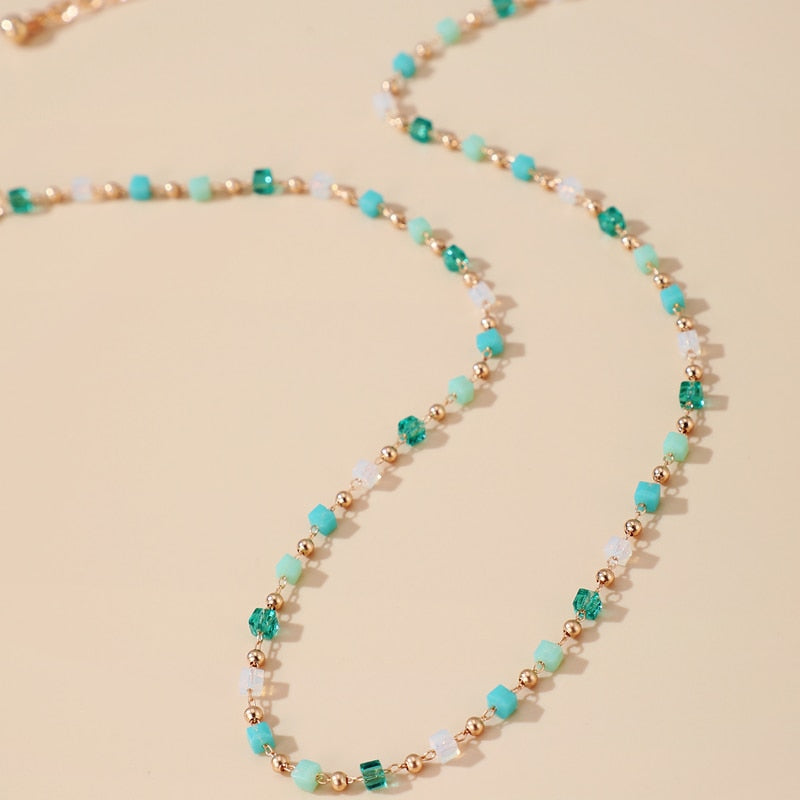 Collier avec des perles bleues