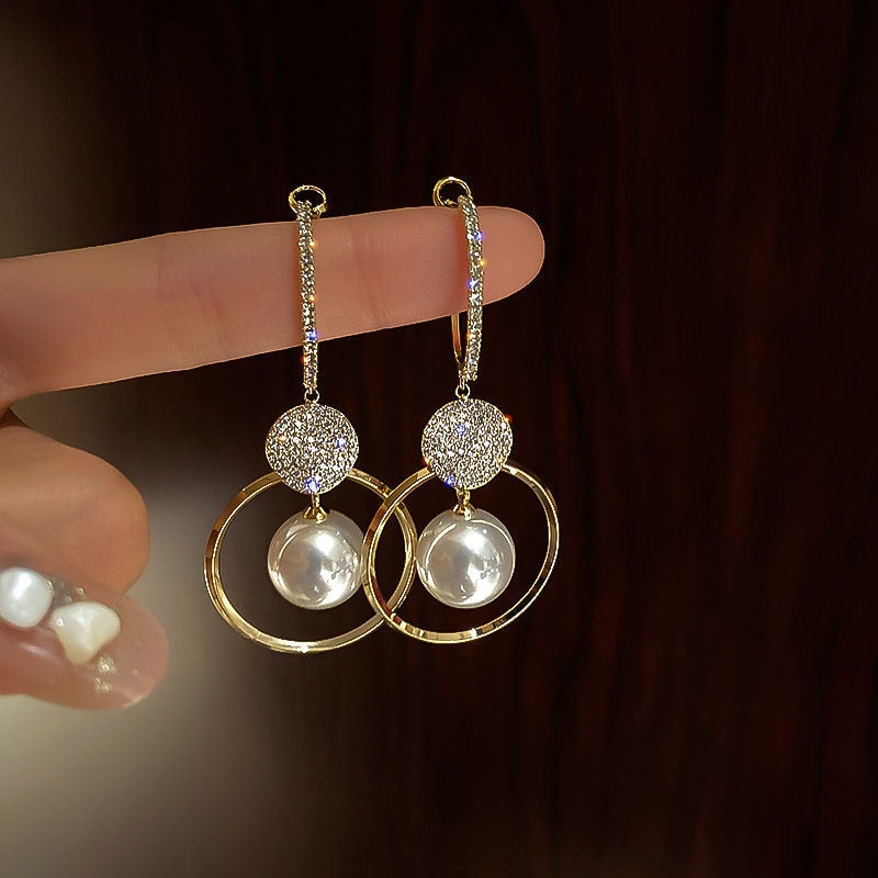 Boucles d'oreilles pendantes avec des perles