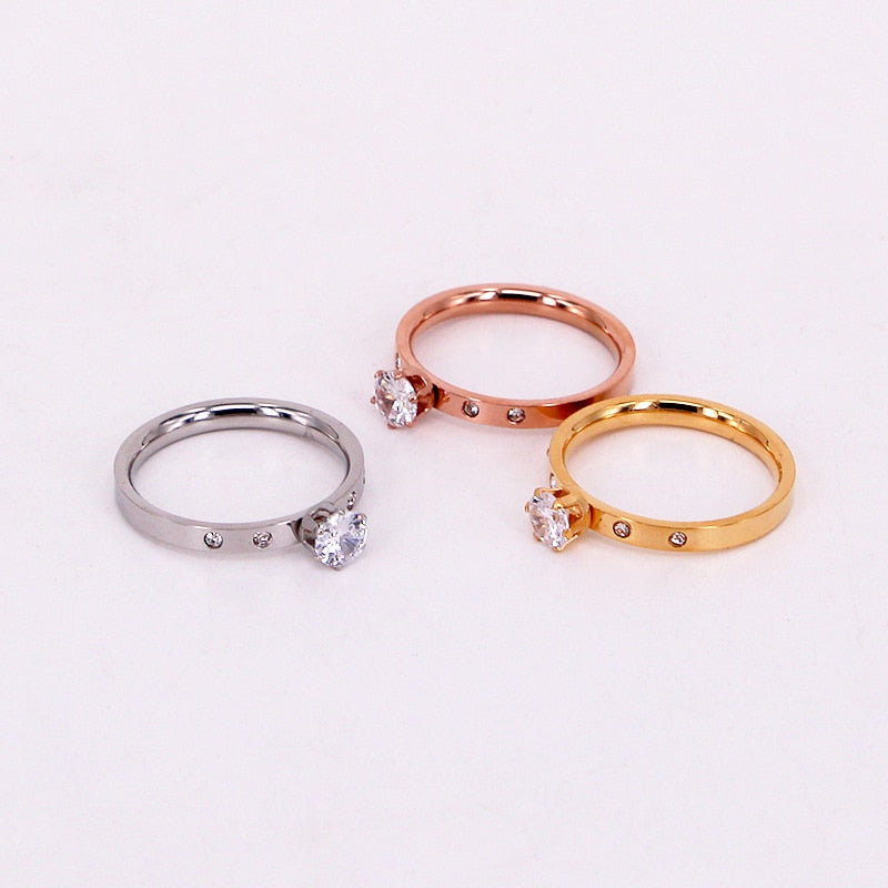 Bague avec un œillet et des zircons