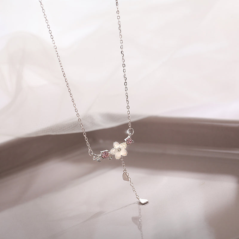 Collier délicat avec un motif de fleur