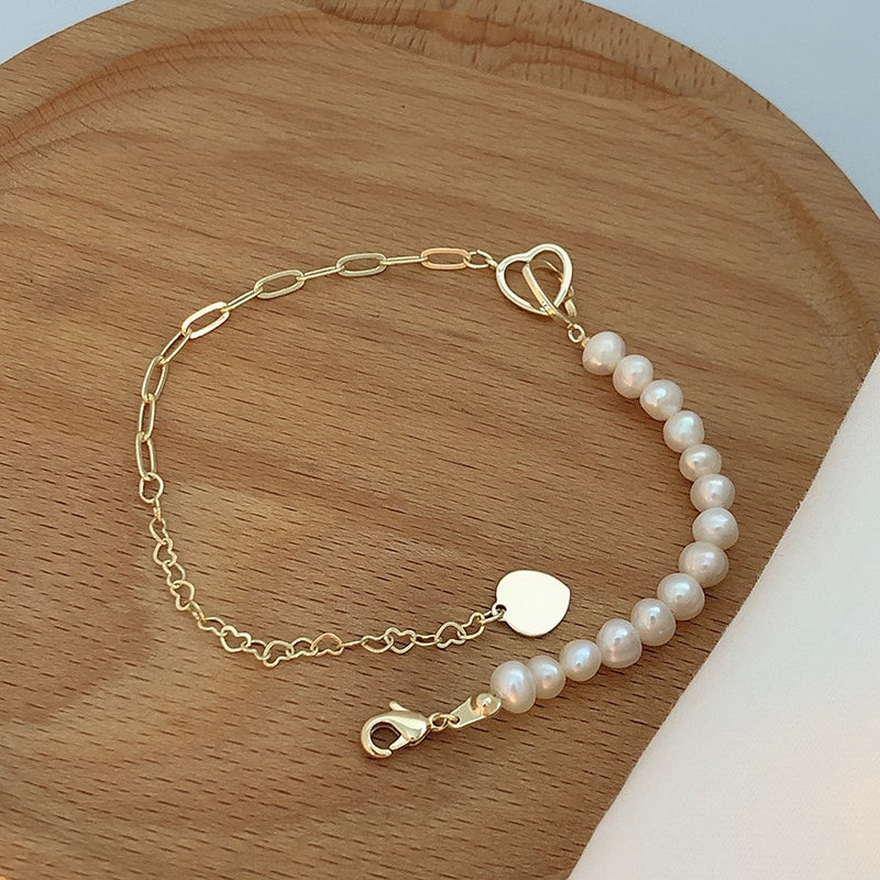 Bracelet avec des perles d'imitation.