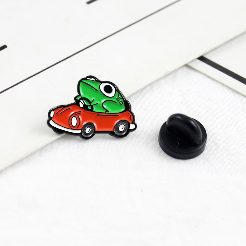 Pin - grenouille dans une voiture