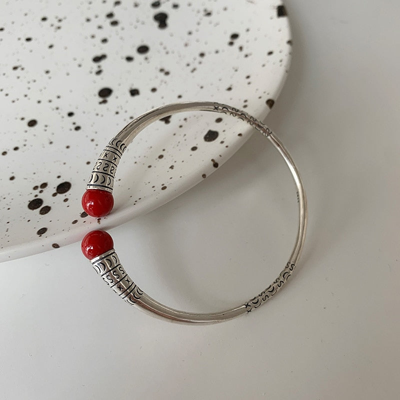 Bracelet en argent avec des décorations