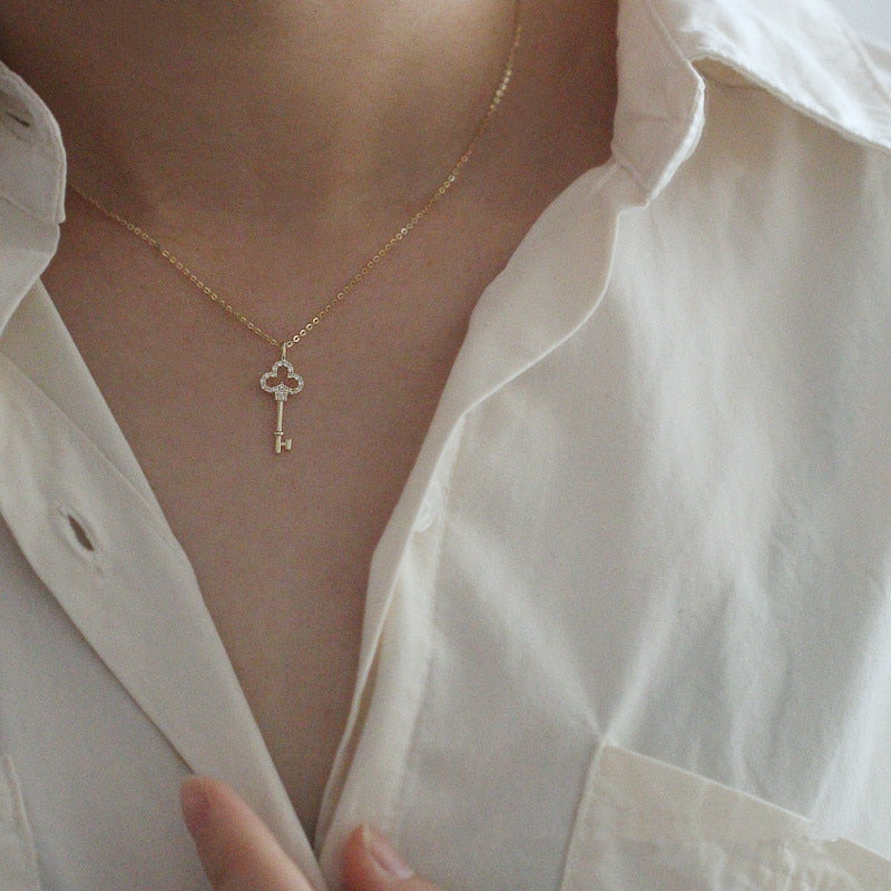 Collier en argent avec un pendentif - une clé