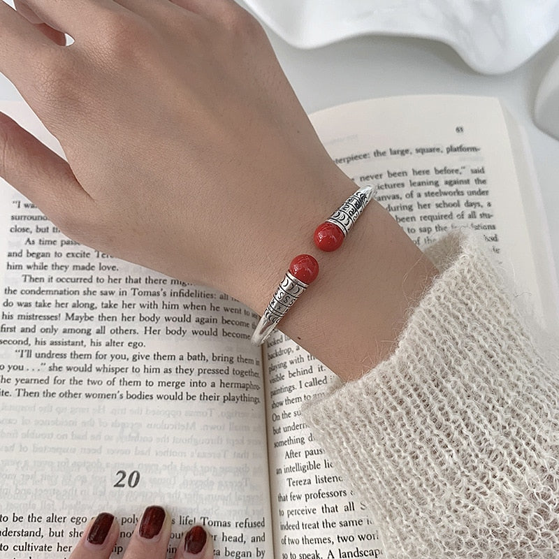 Bracelet en argent avec des décorations