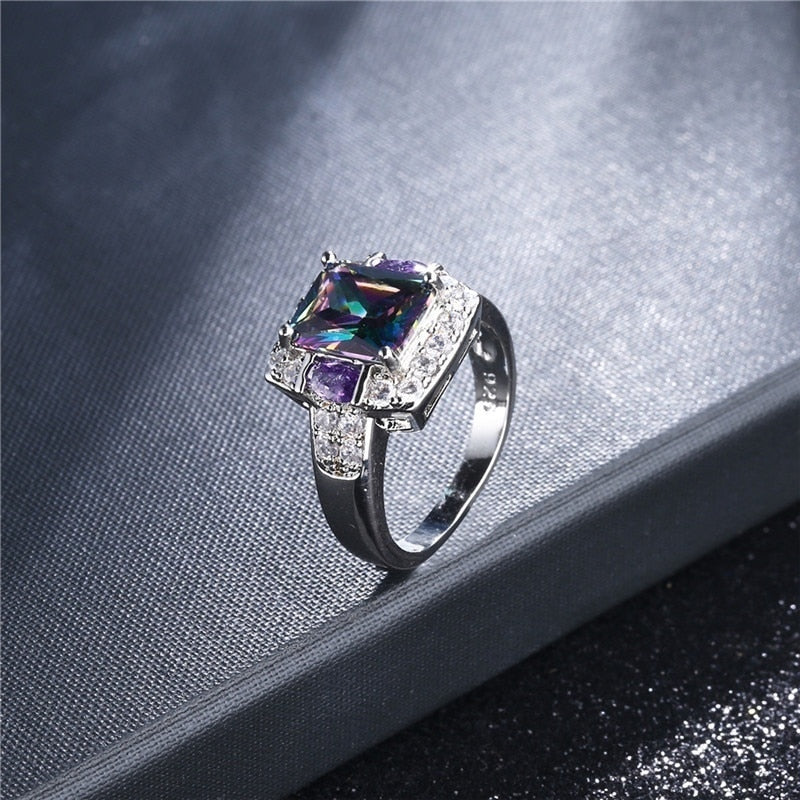 Bague avec une pierre colorée