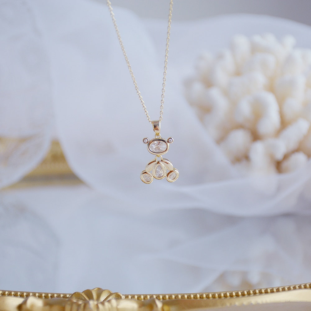Collier avec un pendentif ours en peluche