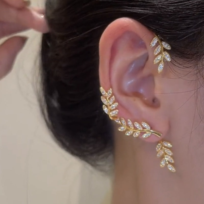 Boucle d'oreille avec un motif végétal