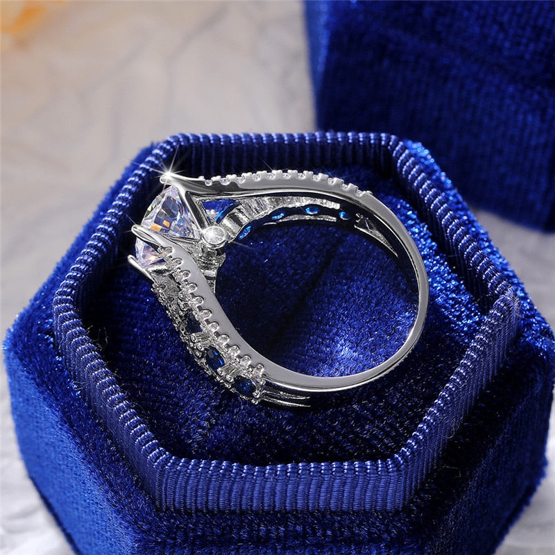 Bague avec un œil saillant