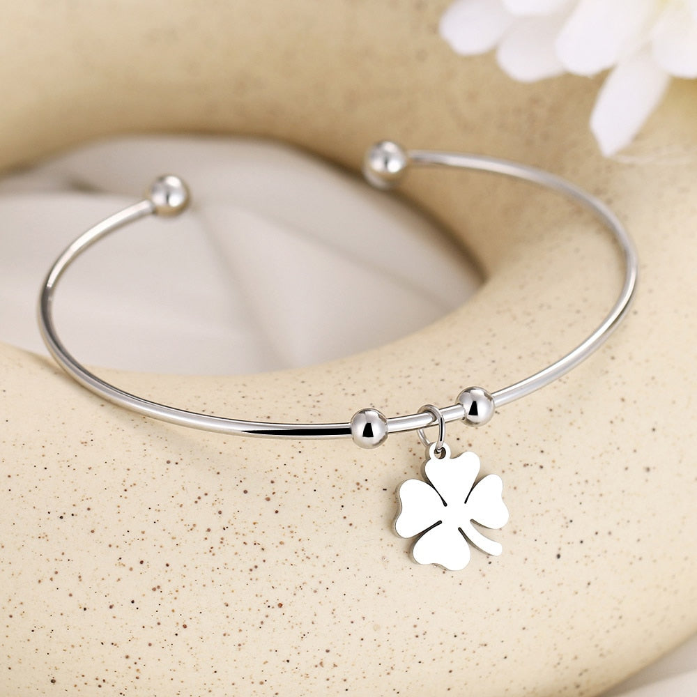 Bracelet ouvert avec un trèfle à quatre feuilles