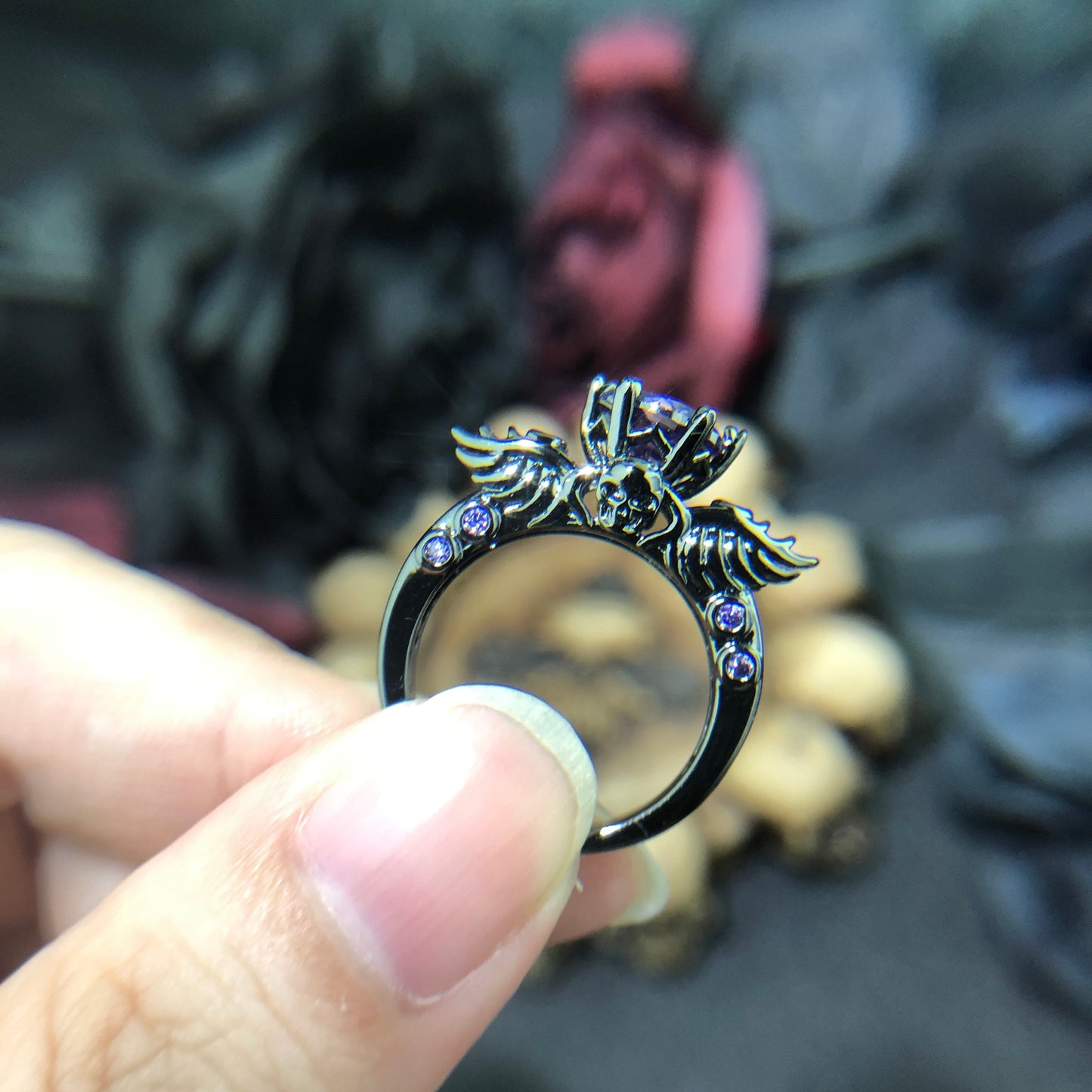 Bague noire avec motif d'aile