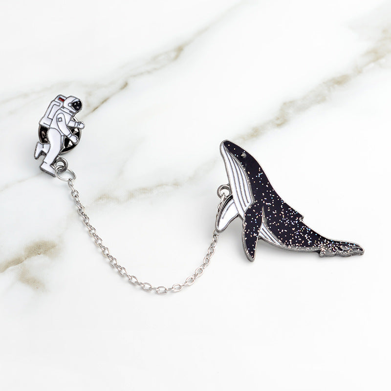 Broche avec chaîne - baleine et astronaute