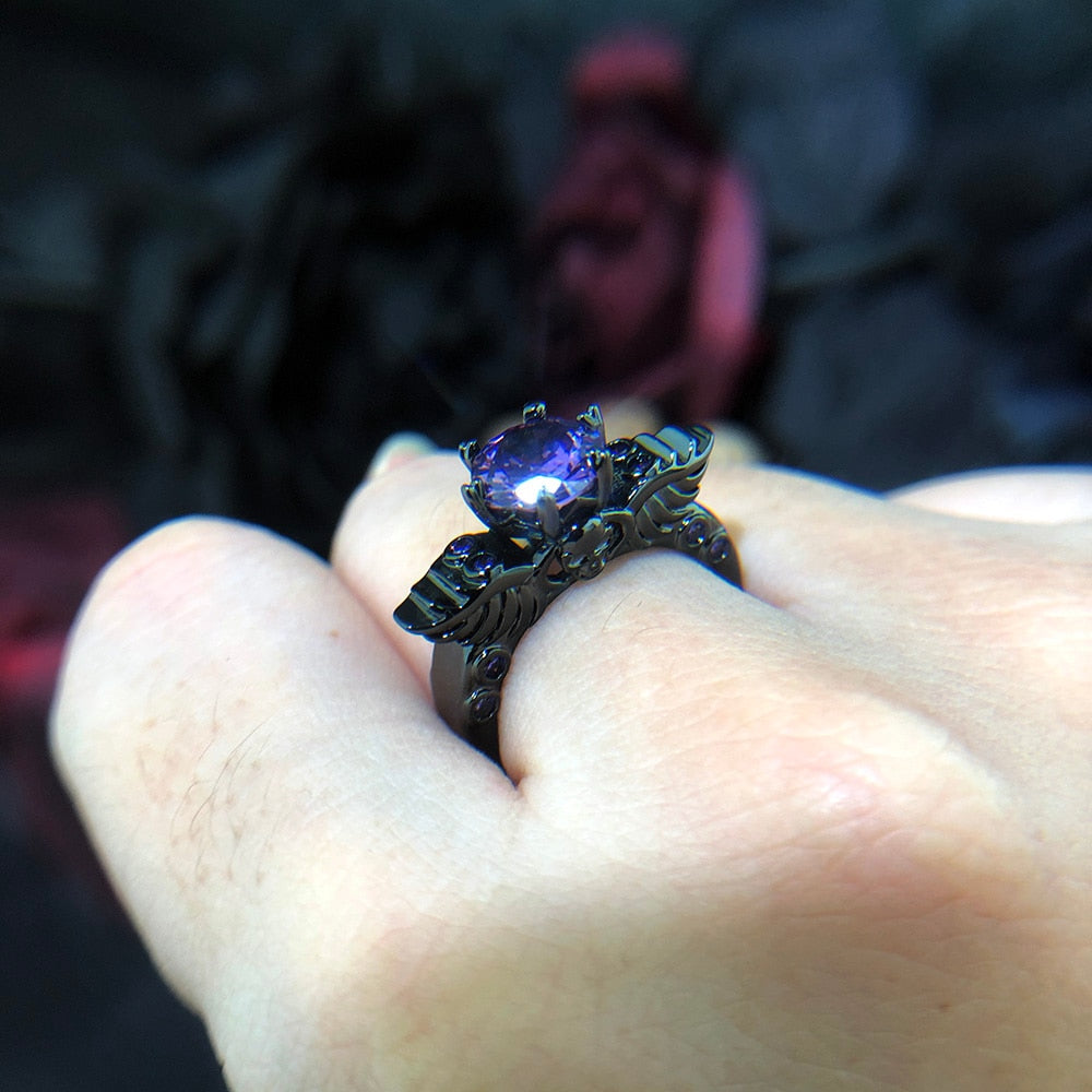 Bague noire avec motif d'aile