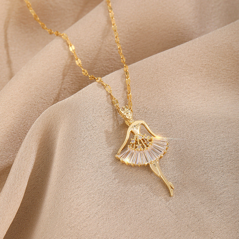 Collier avec un pendentif - une ballerine